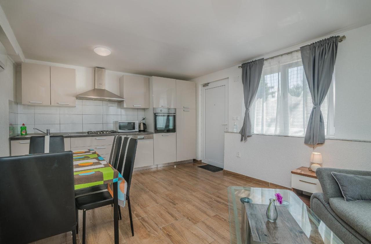 Mihaela Ii Apartament *